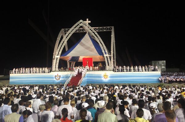 Près de 200 000 personnes se sont réunies le 26 mars à Santiago de Cuba lors de l’intervention du Pape Benoît XVI. - Sputnik Afrique