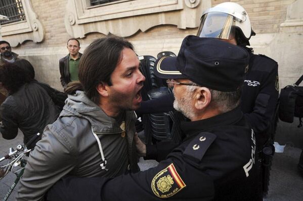 Les manifestations à Barcelone, organisées dans le cadre d'une grève générale, se sont transformées en affrontements avec la police. - Sputnik Afrique