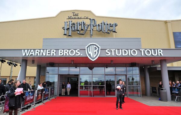 Après le tournage du dernier épisode du film sur Harry Potter, une décision a été prise de transformer les studios en parc d’attraction et lieu de pèlerinage pour les milliers des passionnés. - Sputnik Afrique