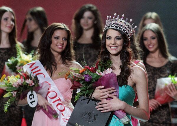 Olga Roubanova d’Odessa est devenue première vice-Miss, Margueritte Ivachtchenko de Sébastopol – deuxième et Natalia Dounitch de Lvov – troisième. - Sputnik Afrique