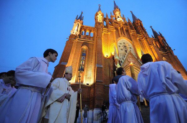 La Messe solennelle en l'honneur de Pâques dans la cathédrale de l’Immaculée-Conception de Moscou. - Sputnik Afrique
