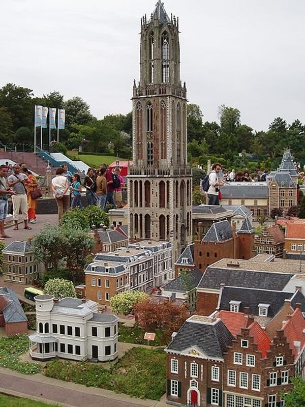Le parc se dote chaque année de plusieurs nouveaux bâtiments. Sur la photo : la tour de la cathédrale d'Utrecht. - Sputnik Afrique