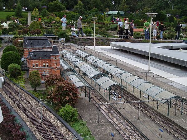 Le chemin de fer de Madurodam est long de 4,5 kilomètres. La gare représente une copie en miniature de la gare de la ville de Groningen. - Sputnik Afrique