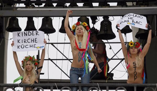 Le groupe FEMEN a saisi le clocher de la cathédrale Sainte-Sophie à Kiev - Sputnik Afrique