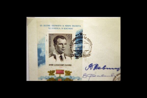Le nom de Youri Gagarine, premier homme sur la Terre à avoir effectué le 12 avril 1961 un vol dans l'espace, est gravé dans les mémoires du monde entier notamment grâce aux objets d'usage courant. A l’époque actuelle, de multiples souvenirs, timbres, monnaies et cartes postales consacrés au cosmonaute soviétique sont toujours vendus en Russie et partout dans le monde.Sur la photo : un timbre avec Youri Gagarine. - Sputnik Afrique