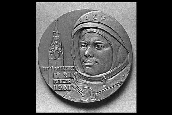 Sur la photo : une médaille en l’honneur du premier homme dans l’espace. - Sputnik Afrique