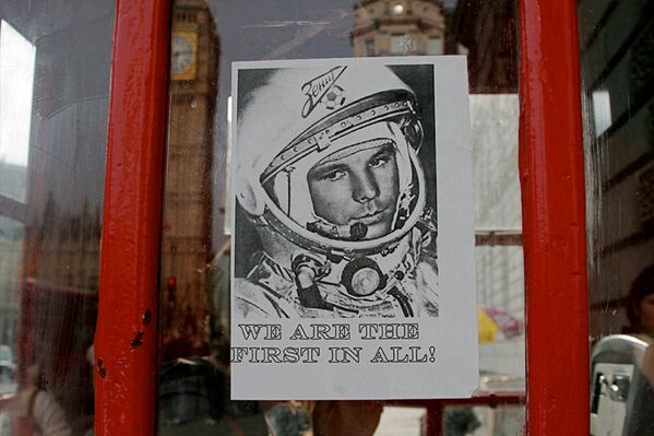 Une affiche avec le premier homme dans l’espace, Youri Gagarine à Londres. - Sputnik Afrique