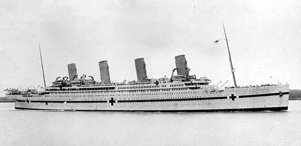 Le Britannic, navire-jumeau du Titanic, appartenant également à la White Star Line, servait de navire médical pendant la Première Guerre mondiale. Le 21 novembre 1916, il heurta une mine marine en mer Égée et sombra en moins de 55 minutes entraînant la mort de 30 personnes. Parmi les survivants se trouvait Violet Jessop, hôtesse rescapée du Titanic. Elle effectuait sa première traversée comme infirmière à bord du navire-hôpital. - Sputnik Afrique