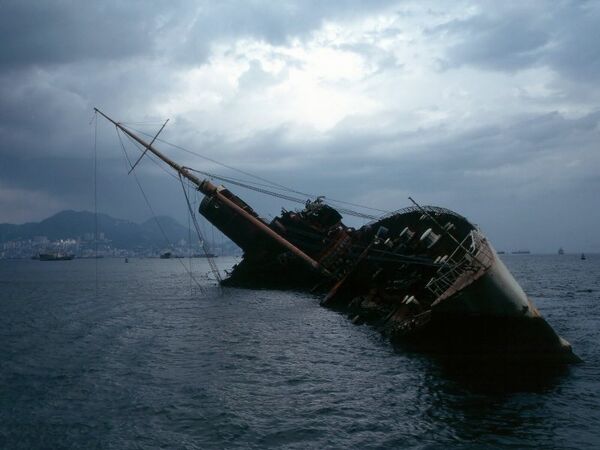 Le paquebot transatlantique britannique Queen Elizabeth, s’est échoué le 9 janvier 1972 suite à un incendie qui s'était déclaré à son bord. Le bateau a alors été abandonné dans la baie de Hong Kong. L'Homme au pistolet d'or (Guy Hamilton, 1974) de la série James Bond a été filmé sur le paquebot partiellement coulé. - Sputnik Afrique