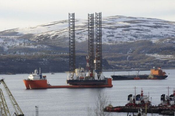 Une plate-forme de forage pétrolier a fait naufrage le 18 décembre 2011 lors d'une tempête au large de l'île de Sakhaline (Extrême-Orient russe). Au moins 13 personnes sont mortes et 40 sont portées disparues. - Sputnik Afrique