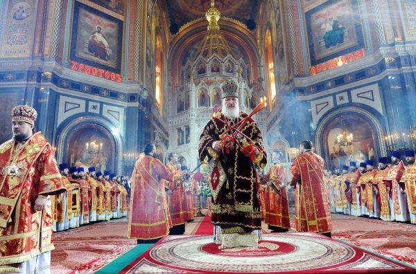 Le monde orthodoxe célèbre ce dimanche la fête de Pâques. La nuit dernière, des services religieux solennels se sont déroulés dans les églises orthodoxes. A Moscou, dans la Cathédrale du Christ Sauveur, le service solennel de Pâques a été célébré par le Patriarche Cyrille de Moscou et de toute la Russie. - Sputnik Afrique
