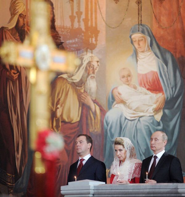 Dmitri Medvedev avec son épouse et Vladimir Poutine étaient présents au service religieux de la Cathédrale du Christ Sauveur. - Sputnik Afrique