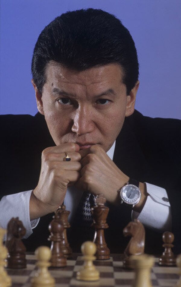 Le Président de la République russe de Kalmoukie, Kirsan Ilioumjinov, préside également la Fédération internationale d’échecs, 2002. - Sputnik Afrique