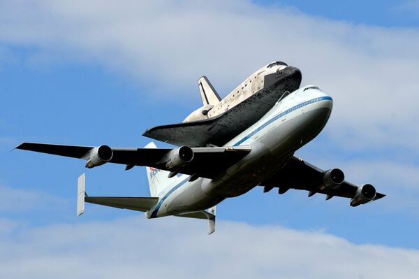La navette, montée sur le dos d'un Boeing 747 de la NASA, a effectué un court vol d'adieu. - Sputnik Afrique