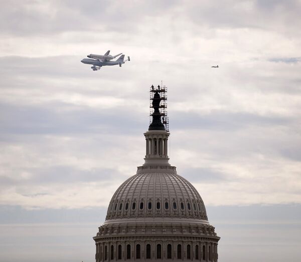 Le Boeing emportant la navette a fait un tour d'honneur au-dessus du Capitole et des autres monuments. - Sputnik Afrique