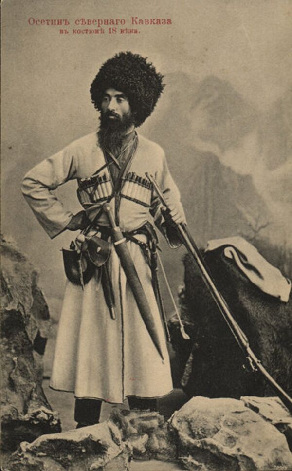 Le vêtement traditionnel des Ossètes : tcherkesse, bechmet, pantalons larges, bourka. - Sputnik Afrique