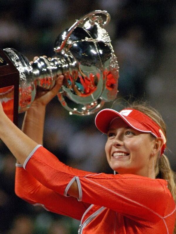 Maria Sharapova a débuté dans les tournois en 2001 à l’âge de 14 ans. Déjà en 2004 elle remporte le tournoi de Wimbledon renversant Serena Williams. Elle est devenue la première Russe a avoir remporté ce tournoi. - Sputnik Afrique