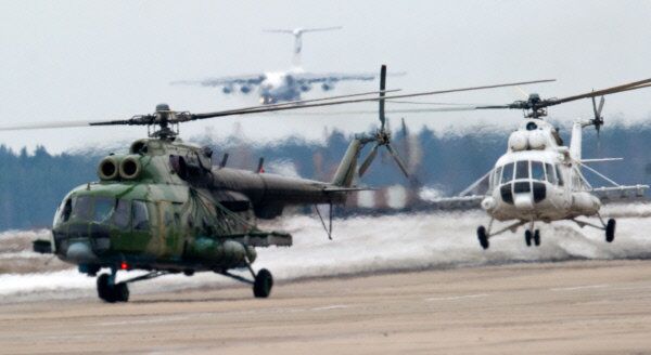 La Russie se prépare au Défilé de la Victoire du 9 mai qui se tiendra sur la Place Rouge de Moscou. Cinq hélicoptères Mi-8MTB survoleront la capitale pendant la parade. - Sputnik Afrique