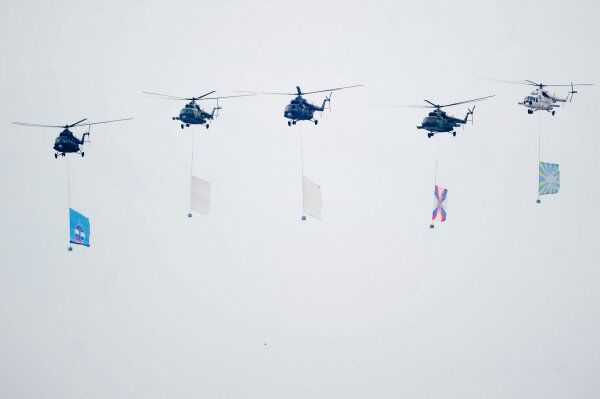 Cinq hélicoptères Mi-8MTB survoleront en ligne la place Rouge pendant le défilé militaire. La distance entre les appareils ne devrait pas dépasser 50 mètres. - Sputnik Afrique