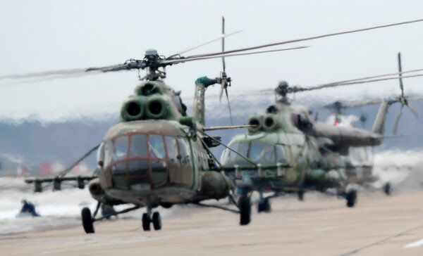 Sur la photo : les pilotes après les vols d'entraînement des hélicoptères Mi-8MTV du centre de formation de Torjok à l'aérodrome de Koubinka, près de Moscou. - Sputnik Afrique
