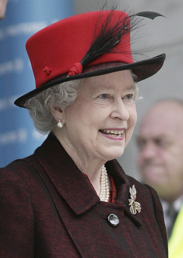 Le style de vêtements de la reine est assez conservateur. Elle préfère toujours des manteaux classiques, des gants, quelques bijoux et des chapeaux. - Sputnik Afrique
