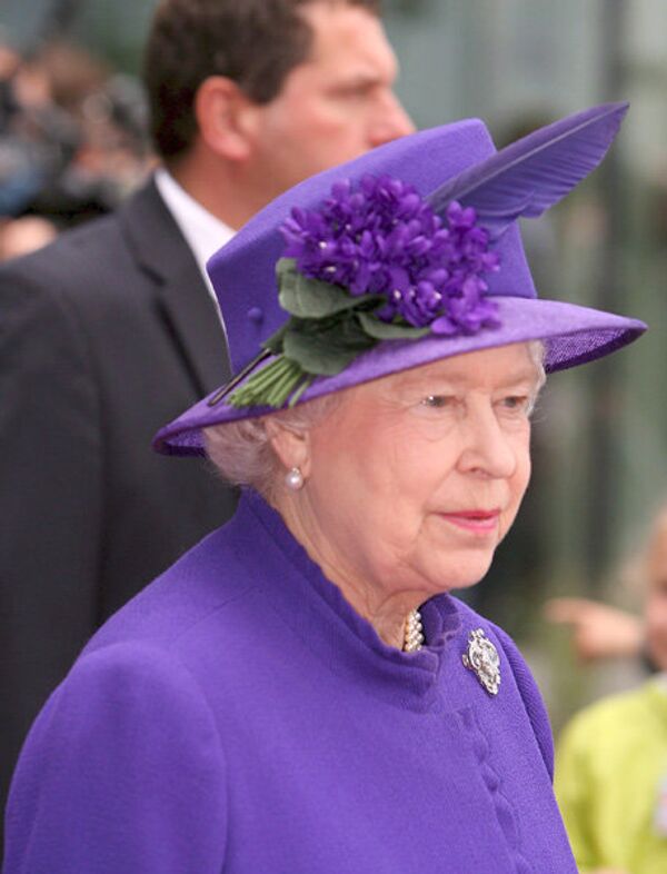 La couleur des habits d’Elizabeth II est souvent monochrome, il faut qu’elle soit immédiatement identifiable et reconnaissable dans la foule. - Sputnik Afrique