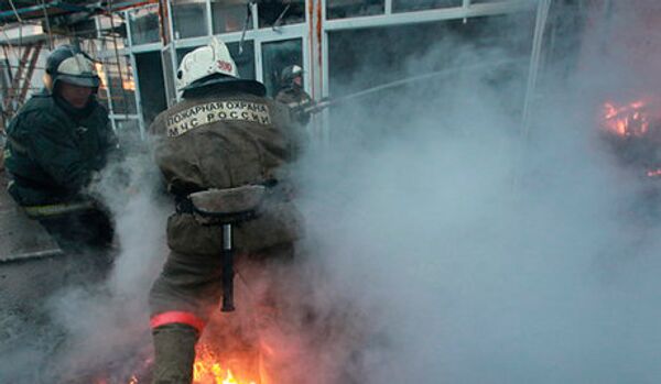 Moscou : les pompiers ont sauvé 20 personnes du toit d'une maison en feu - Sputnik Afrique