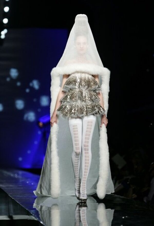 Sur la photo : un mannequin dans une robe de la collection Jean-Paul Gaultier automne-hiver 2009/2010. - Sputnik Afrique
