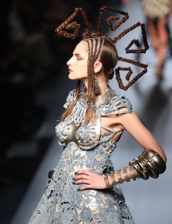 Sur la photo : un mannequin dans une robe de la collection Jean-Paul Gaultier printemps-été 2010. - Sputnik Afrique