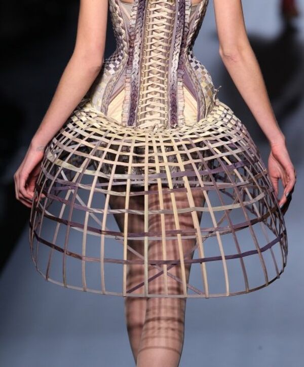 Sur la photo : un mannequin dans une robe de la collection Jean-Paul Gaultier printemps-été 2010. - Sputnik Afrique