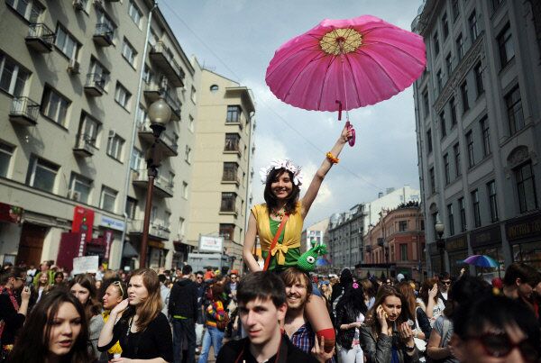 La parade traditionnelle des bulles de savon Dreamflash s’est tenue pour la 6ème fois sur la rue Arbat au centre de Moscou. Le flash-mob symbolise l’arrivée du printemps et rassemble des milliers de personnes. - Sputnik Afrique