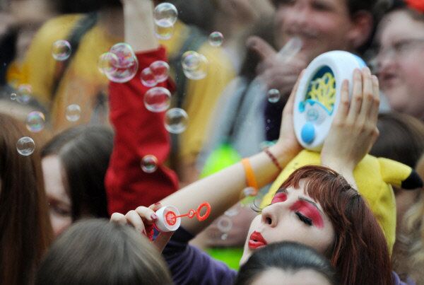 Sur la photo : les participants de la parade traditionnelle des bulles de savon Dreamflash sur l’Arbat. - Sputnik Afrique