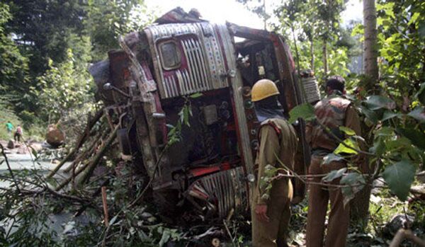 Deux bus sont entrés en collision en Inde, 20 personnes tuées - Sputnik Afrique