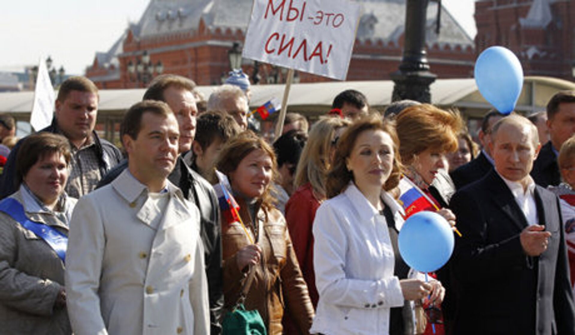 Посланец на съезд. Медведев в пальто.