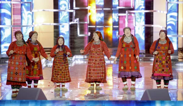 Ijevsk : une flash mob en soutien de Buranovskiye Babushki (les « Mamies de Bouranovo ») - Sputnik Afrique