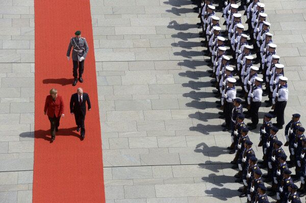 Vladimir Poutine a visité Berlin le 1 juin 2012 à l’invitation de la chancelière Angéla Merkel. - Sputnik Afrique