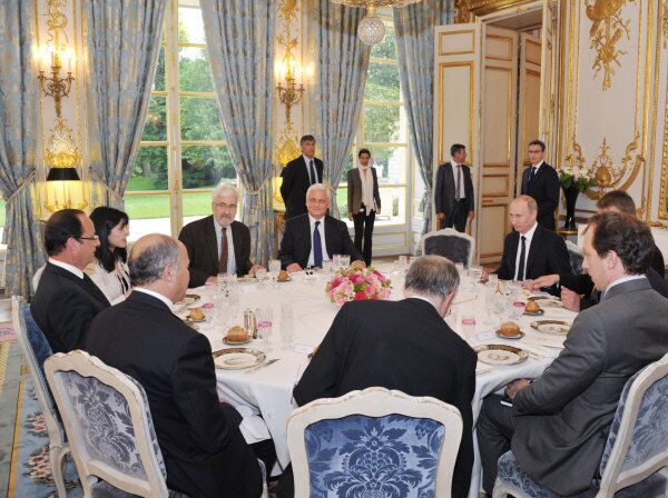 Les négotiations de Poutine et Hollande ont été tenues en format « un plus trios » (les chefs d’Etat et leurs adjoints) - Sputnik Afrique