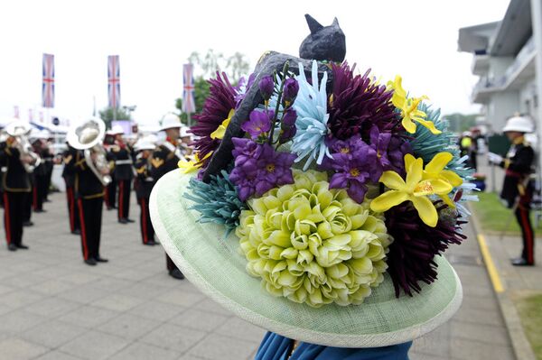 Sur la photo : les chapeaux de femmes orné par les fleurs au derby à Epsome. Les femmes ont « des corbeilles » sur leurs chapeaux. - Sputnik Afrique