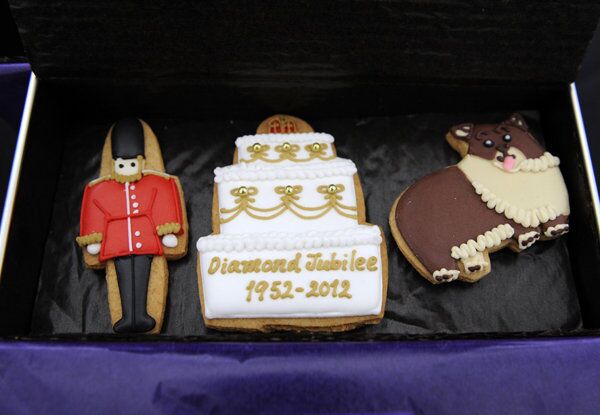 Sur la photo : une pâtisserie avec l’image d’un officier de la garde, d’un gâteau et d’un chien - Sputnik Afrique