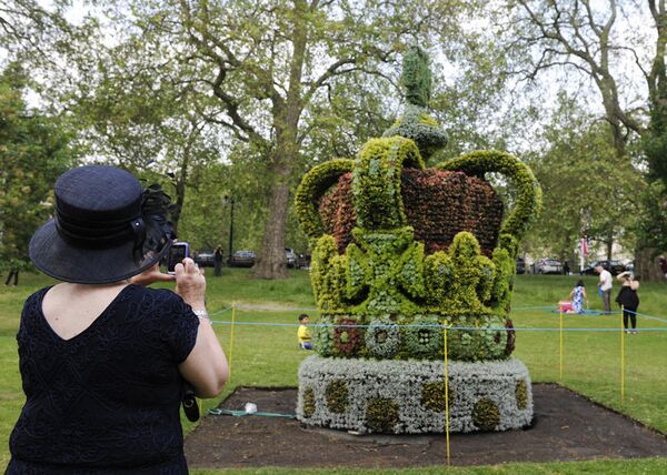 La corbeille de fleurs en forme de la couronne a été tracée au parc Saint-James à Londres. On avait besoin de 13,5 milles fleurs pour créer la corbeille de 4 m. Son poids est 5 tonnes. - Sputnik Afrique