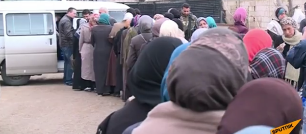 L’armée russe aide à livrer de l'aide humanitaire directement au peuple syrien. - Sputnik Afrique