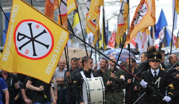 A partir de 12 heures, les participants à la manifestation ont commencé à se réunir sur la place de Pouchkine au centre de Moscou. Les manifestants brandissaient des drapeaux communistes, mais on pouvait voir aussi des drapeaux d'autres partis politiques, des mouvements écologistes et des drapeaux arc-en-ciel du mouvement gay et lesbien. Un grand nombre de drapeaux nationalistes de couleur jaune et noire était également aperçu. - Sputnik Afrique