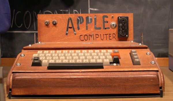 Le tout premier ordinateur d’Apple vendu pour 374 500 dollars - Sputnik Afrique