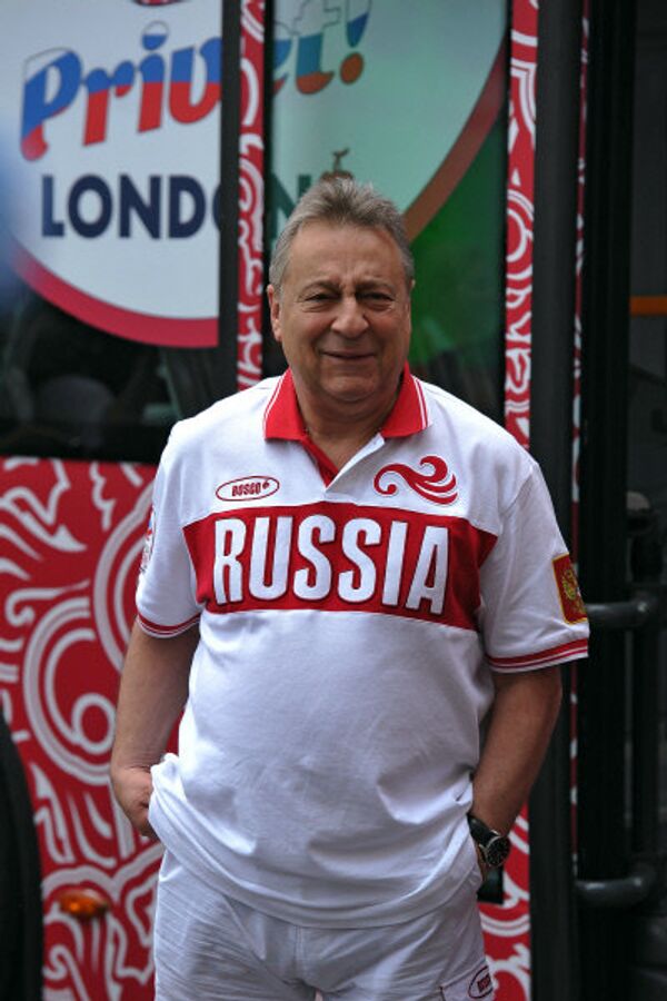 « Privet, London » est devenu la devise principale de la manisfestation.Sur la photo : Guennadi Hazanov, le directeur artistique du Théatre de l’Estrade, à la présentation de l’équipement Bosco pour l’équipe olympique russe. - Sputnik Afrique