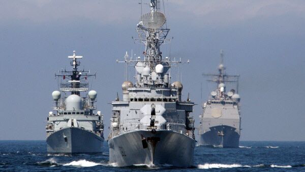 Des exercices navals internationaux « FRUKUS -2012 » se déroulent dans le mer Baltique. La Russie et plusieurs pays de l’OTAN participent à ces exercices.Les manœuvres de cette ampleur se déroulent dans le mer Baltique pour la première fois. Des navires de guerre de Russie, de France, de Grande-Bretagne et des États-Unis ont déjà réussi à repousser les attaques aériennes simulées de l’ennemi et depuis des petites cibles de surface, en testant également le fonctionnement des systèmes de défense aérienne.Le 30 juin, les navires sont arrivés à Saint-Pétersbourg, où ils ont dressé un bilan des manœuvres conjointes. - Sputnik Afrique