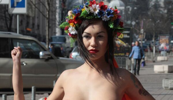 Les femmes de FEMEN se déshabillent en protestation contre la visite de Loukachenko à la finale de l'Euro - Sputnik Afrique