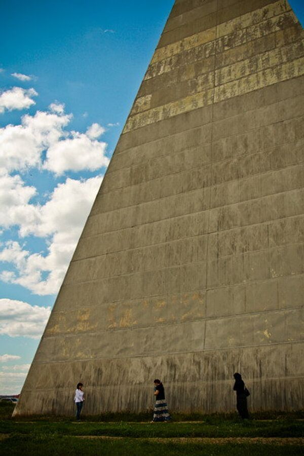 La pyramide porte le nom de son auteur Alexandre Golod.Elle est située sur le kilomètre 38 de la chaussée Novorizhskoe dans la région de Moscou. Sa construction a été achevée le 30 novembre 1999. - Sputnik Afrique