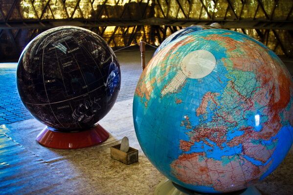 Sur la photo : le globe symbolise la Terre. - Sputnik Afrique