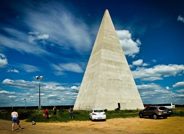 Célèbre grâce à son don de projeter l’énergie positive, la pyramide sur la chaussée Novorizhskoe est devenue un véritable site de pèlerinage. - Sputnik Afrique