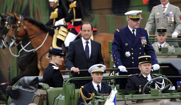 Le président François Hollande a assisté son premier défilé militaire - Sputnik Afrique